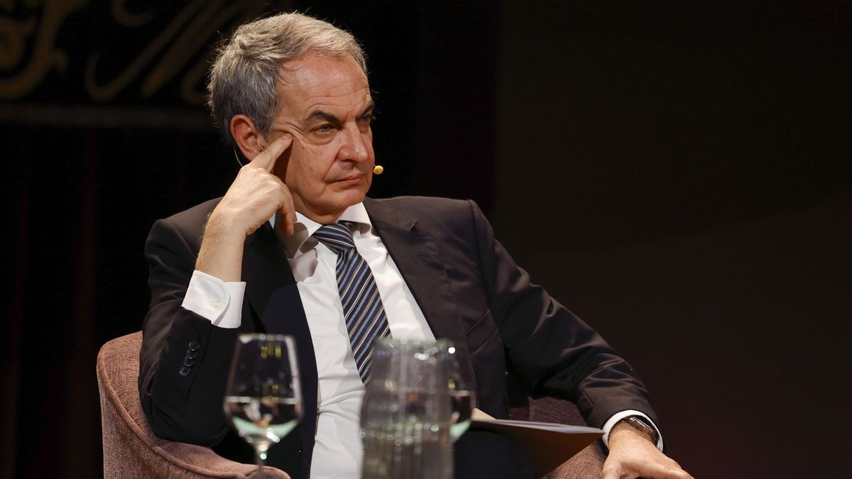 El expresidente del Gobierno José Luis Rodríguez Zapatero participa en la presentación del libro "Las huellas de la Transición", escrito por Robert M. Fishman e Ignacio Sánchez-Cuenca, este martes en el Ateneo de Madrid.