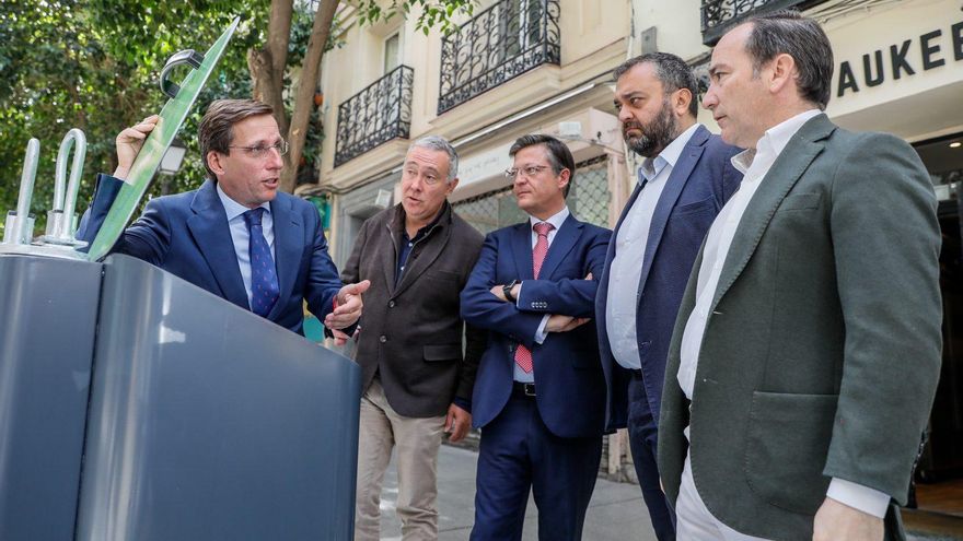 Almeida califica de "sanchazo" la nueva tasa de basuras para Madrid pero Ayuso la pide en su Estrategia de Residuos