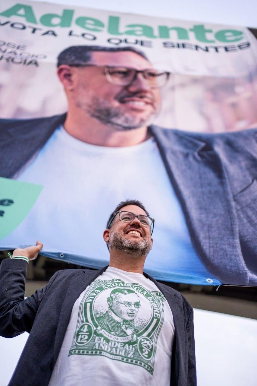 José Ignacio García, ante una gran lona con su cartel electoral.