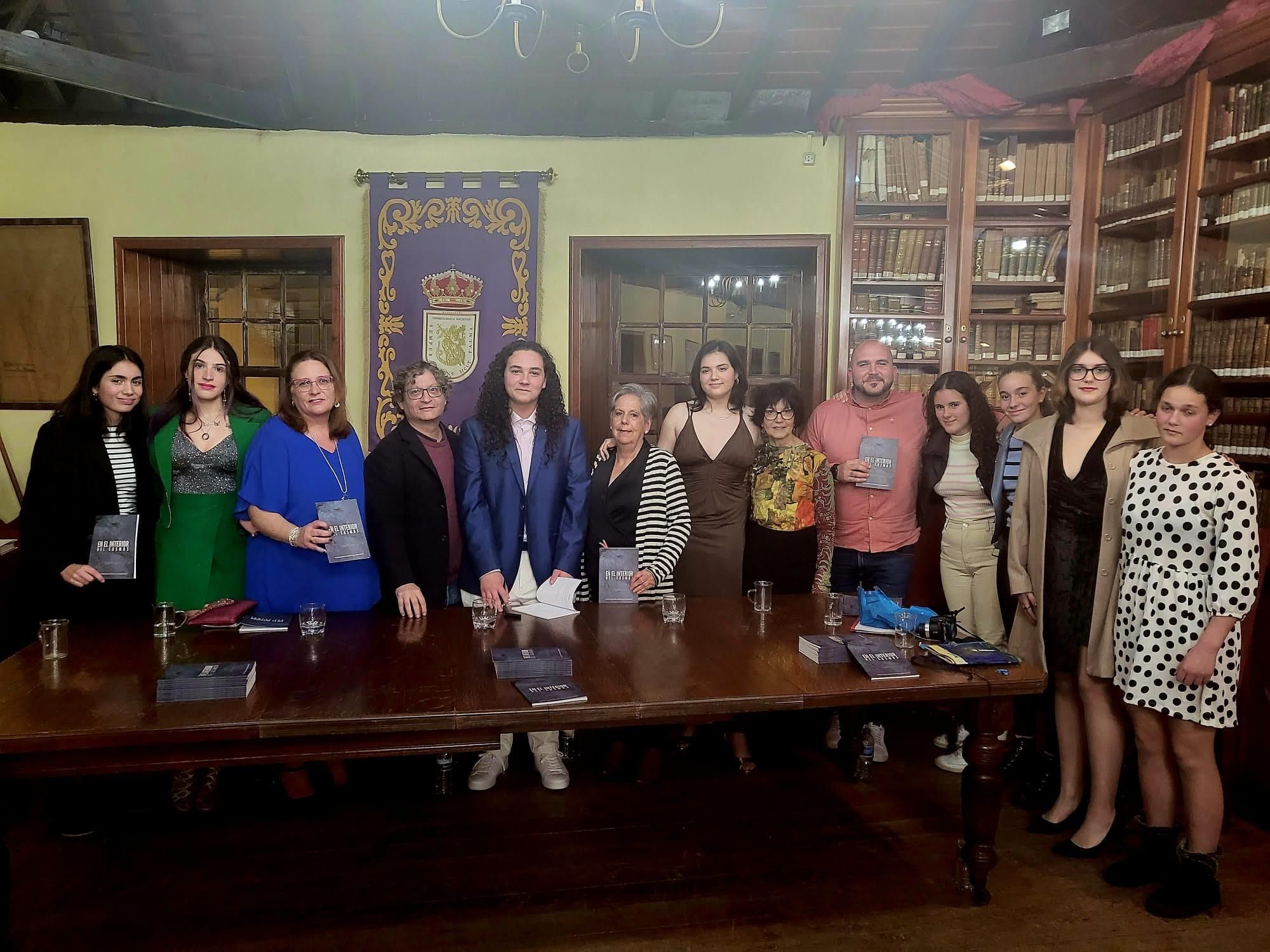 Los autores y autoras del libro con responsables de La Cosmológica.