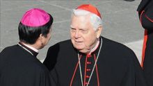 El cardenal Law, acusado de encubrir pederastas, en El Vaticano, donde reside bajo protección