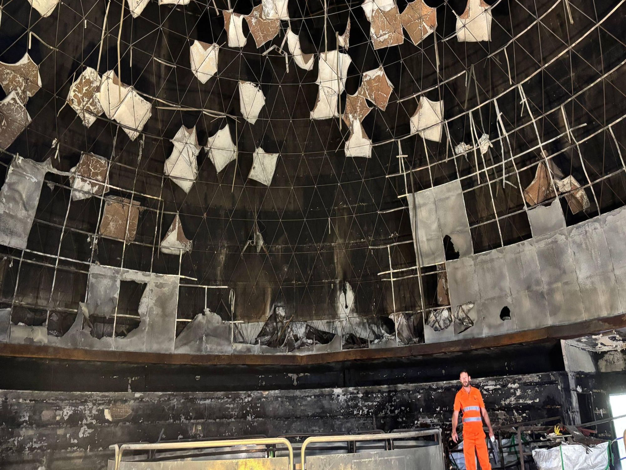Cúpula del Planetario de Pamplona calcinada.