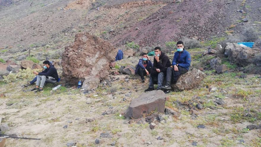 Algunos de los migrantes que durmieron en la montaña de El Confital, la Isleta, tras salir del campamento Canarias 50