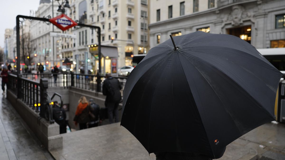 Las rachas muy fuertes de viento y lluvias vuelven a Madrid con la borrasca Pedro