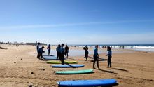 Numerosas personas en la playa de Carcavelos, en la ciudad portuguesa de Cascais.