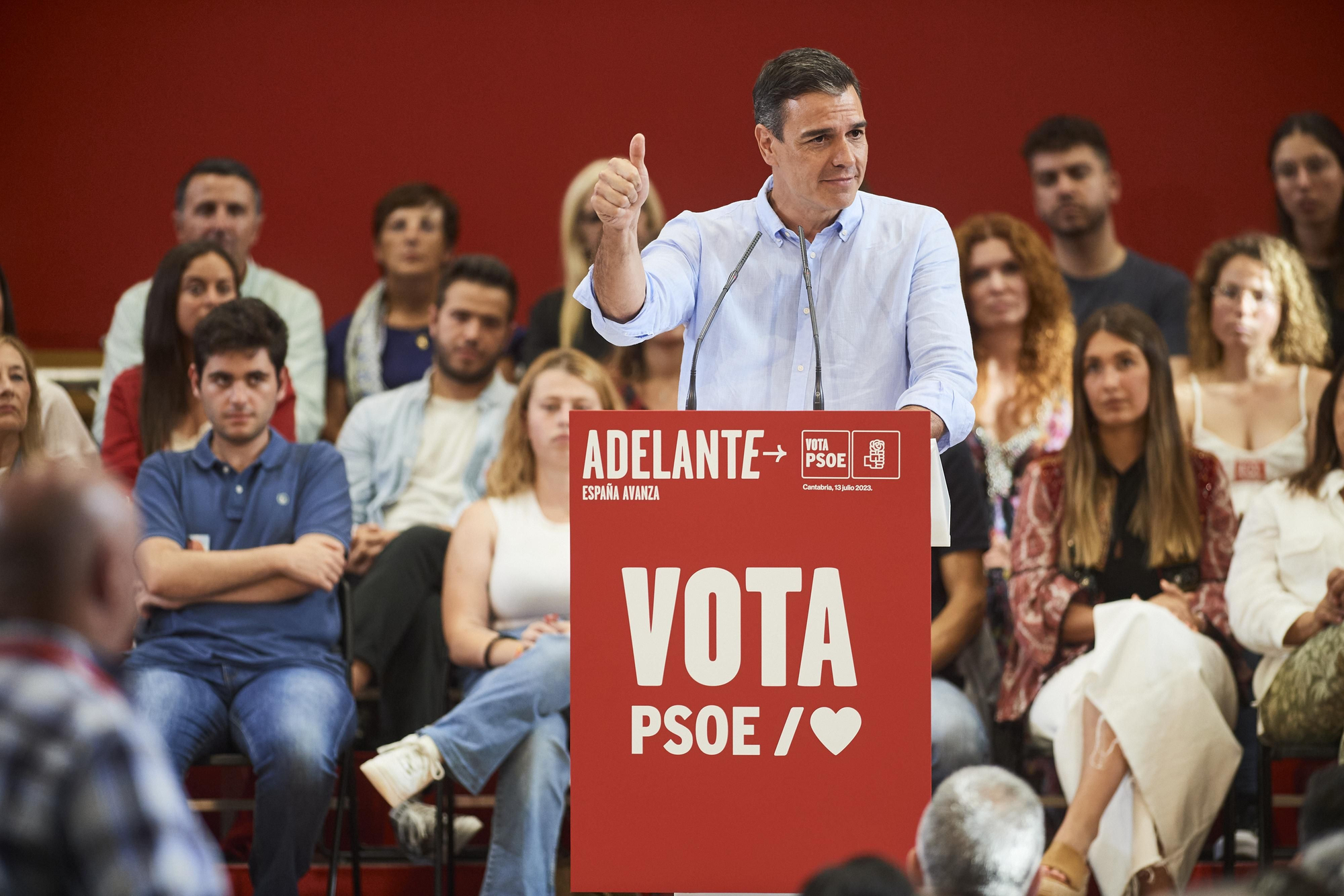 Más de un millar de simpatizantes han acudido al mitin de Sánchez en Santander.
