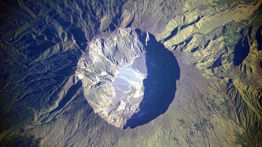 Cráter del volcán Támbora en Indonesia