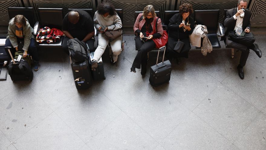 Pasajeros con equipaje esperan en la estación de Atocha (Madrid) este miércoles. Al menos treinta fallecidos y decenas de heridos graves es el balance provisional del accidente ferroviario ocurrido hoy en Urda (Toledo), un siniestro que se ha producido al colisionar dos trenes de alta velocidad por causas que aún se investigan. EFE/Mariscal