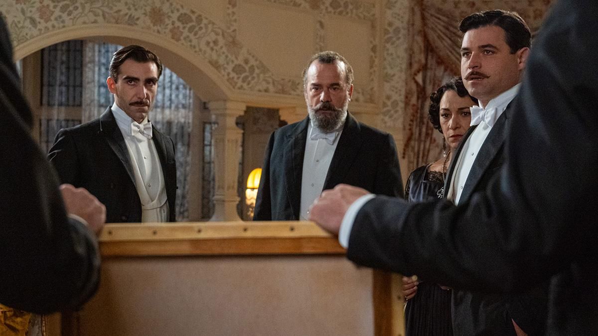 El marqués de Luján, Leocadia y Manuel asombrados al ver el cuadro de la marquesa en 'La Promesa'