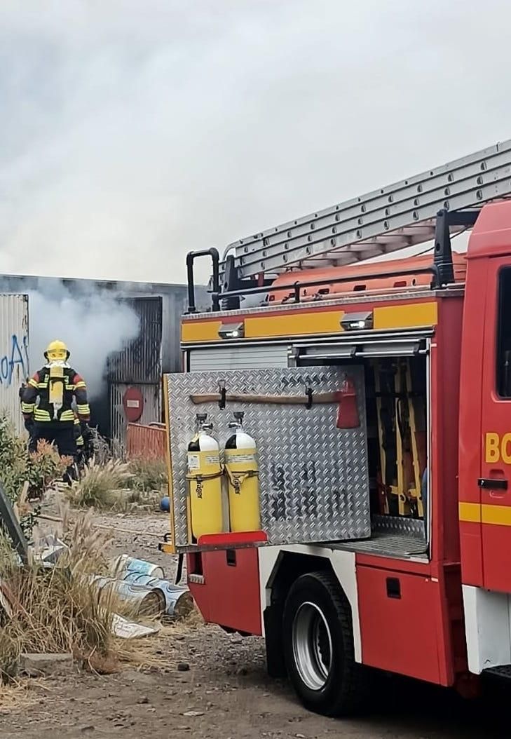 Los bomberos enfriaron la zona donde se originó el conato. LA PALMA AHORA