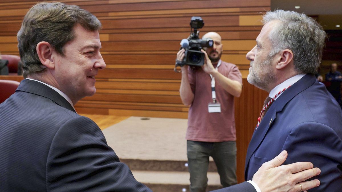 El presidente de la Junta de Castilla y León, Alfonso Fernández Mañueco (i), saluda al presidente de las Cortes, Carlos Pollán (d), este viernes, durante la celebración del 42 aniversario del Estatuto de Autonomía en Valladolid. EFE/ Nacho Gallego
