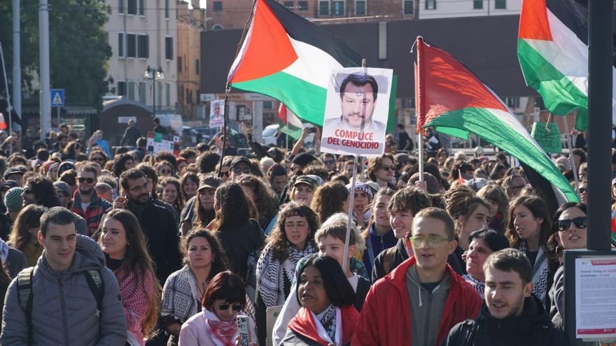 Manifestación para exigir la liberación de la Flotilla Global Sumud, que se dirigía a Gaza con ayuda humanitaria, en Venecia, Italia.