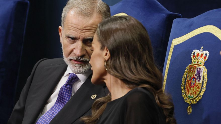 OVIEDO, 23/10/2026.- Los Reyes de España Felipe VI y Letizia conversan durante la ceremonia de entrega de los Premios Princesa de Asturias, este viernes en el Teatro Campoamor de Oviedo. EFE/Ballesteros