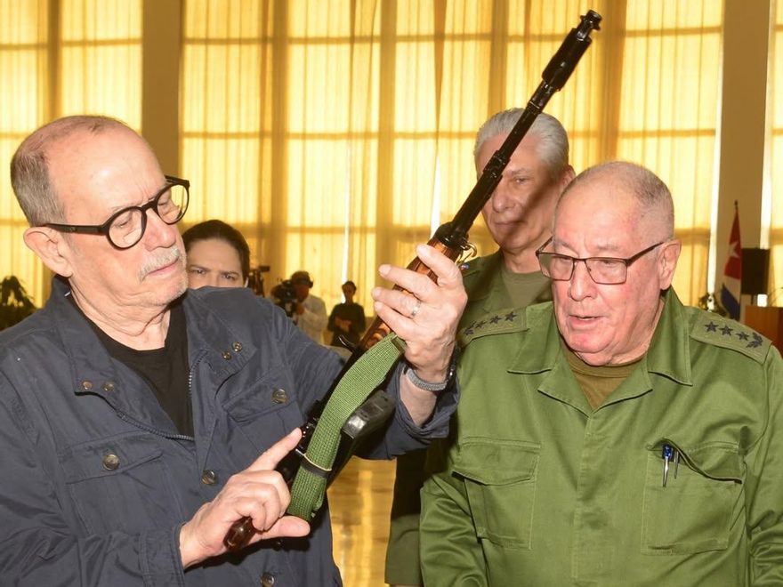 El cantautor cubano Silvio Rodríguez, recibió un fusil AKM para defender a la isla frente a una eventual agresión de Estados Unidos, el 20 de marzo de 2026.