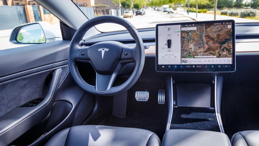 Interior minimalista del Tesla Model 3.