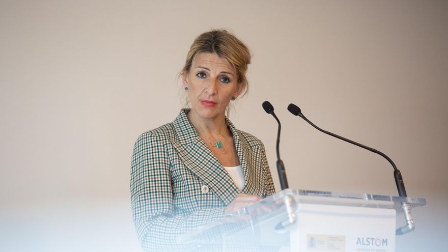 La vicepresidenta segunda del Gobierno y ministra de Trabajo y Economía Social, Yolanda Díaz,  interviene durante su visita la fábrica Alstom Transporte, a 22 de abril de 2022, en Santa Perpètua de Mogoda, Barcelona, Cataluña (España).