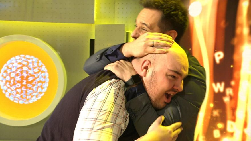 Christian Gálvez abraza a Fran tras ganar en "Pasapalabra"