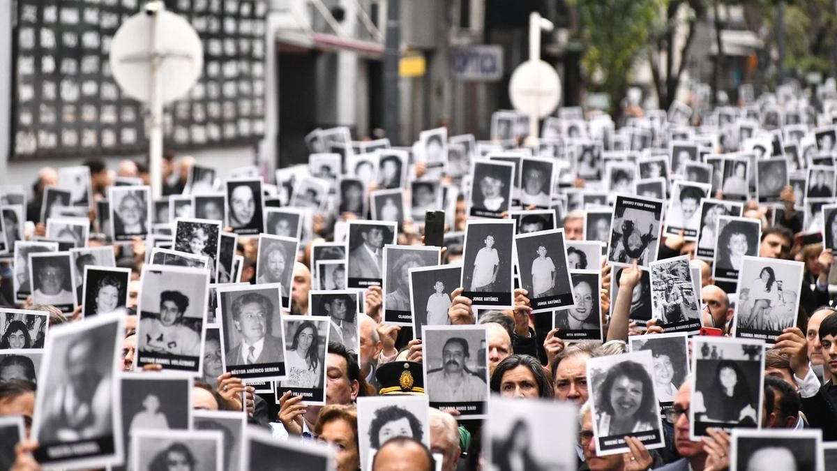 Reclamos de justicia, guiño mundialista y la presencia de Milei: la AMIA conmemora 32 años del atentado