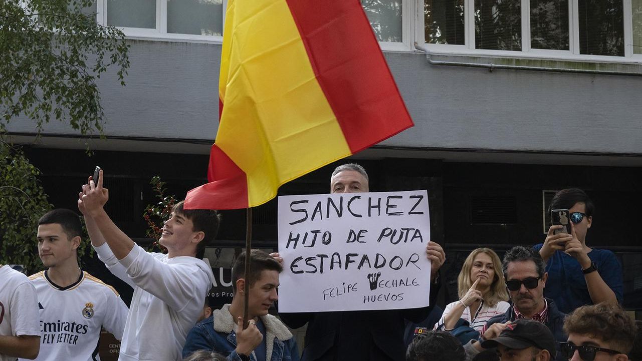 Cartel contra Pedro Sánchez de uno de los manifestantes en Santander.