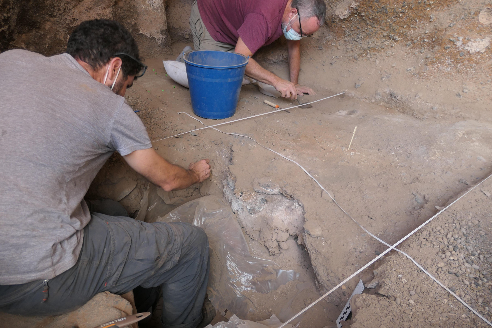 Excavación en la cueva en La Gomera