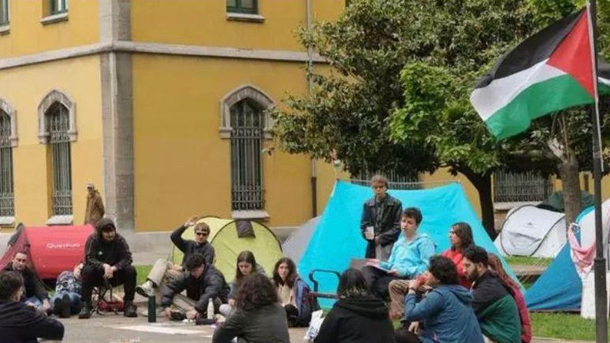 Un ultra irrumpe a gritos con el saludo nazi en la acampada propalestina de Oviedo: "Sois un rebaño"