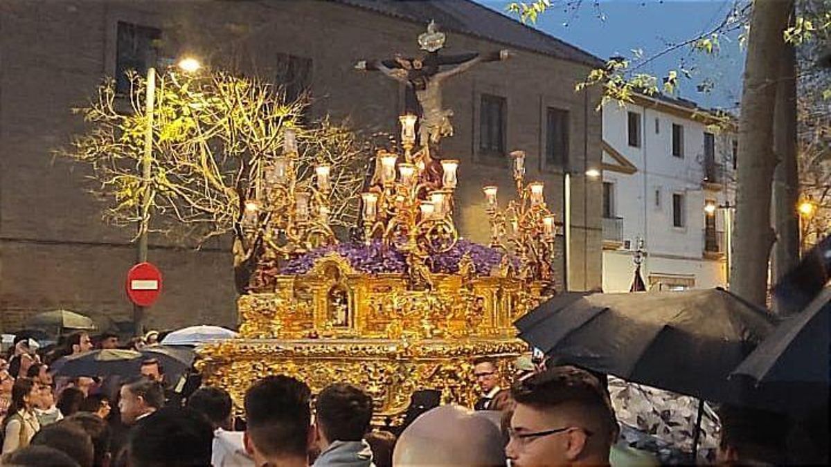 Paraguas en la procesión del Cristo del Amor, en 2024