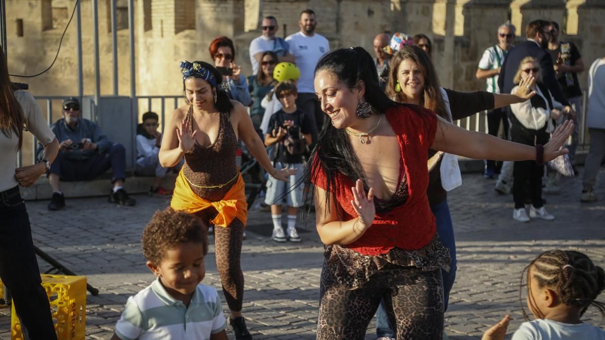 X Noche Negra Córdoba exhibición de percusión y danza africana y taller de danza de camerún