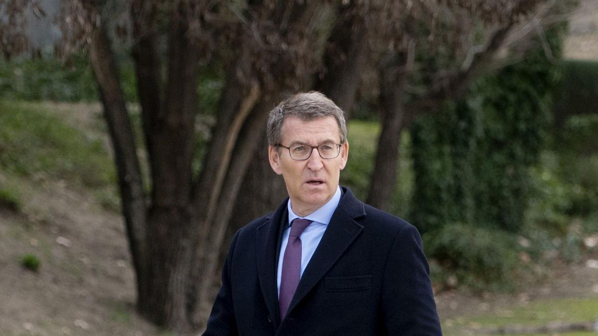El presidente del PP, Alberto Núñez Feijóo, a su llegada a la visita de la Escuela de Cinematografía y del Audiovisual de la Comunidad de Madrid (ECAM), en la ciudad de la Imagen, a 9 de febrero  de 2023, en Pozuelo de Alarcón, Madrid (España).