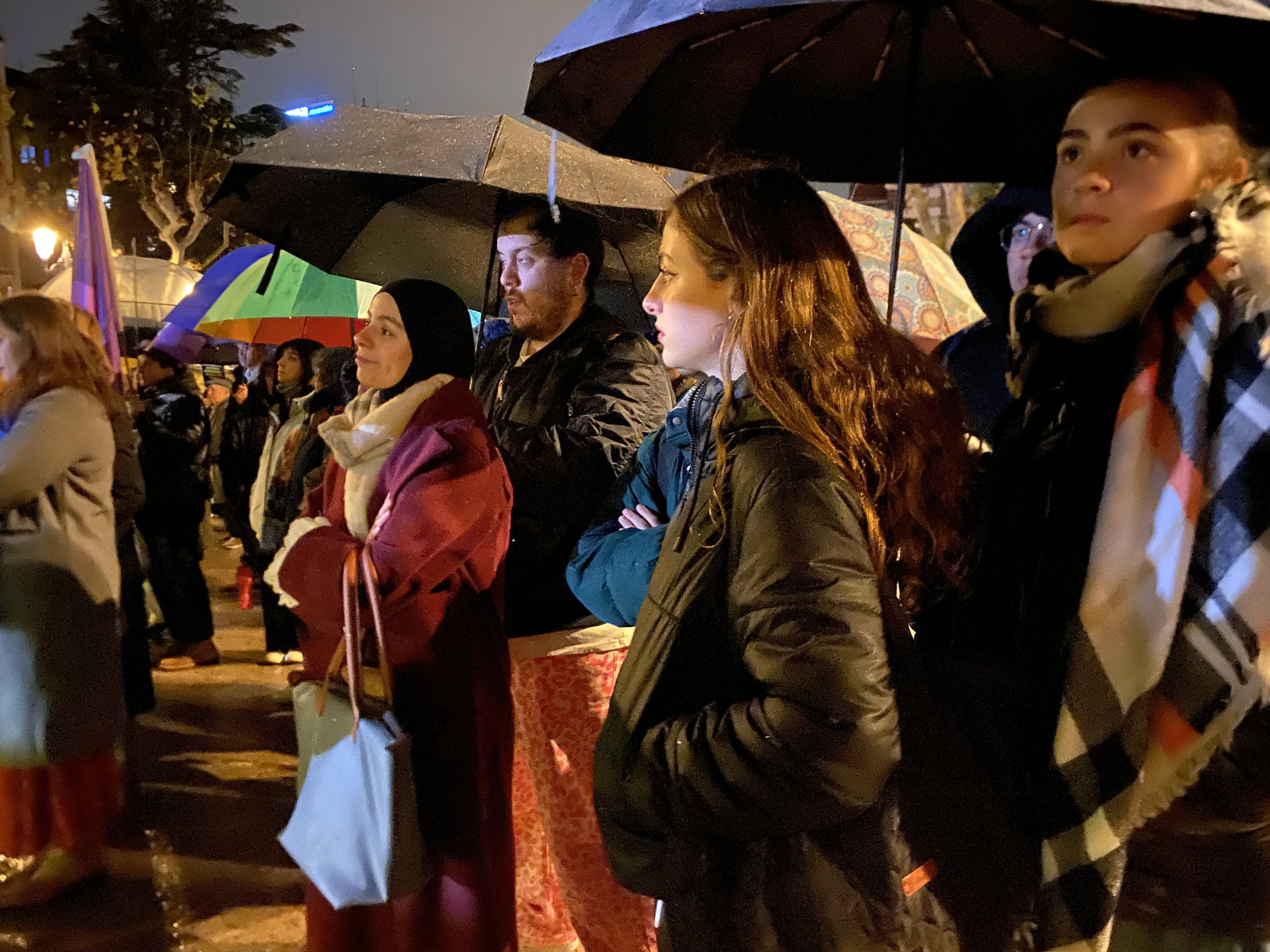 La lluvia no calla el grito feminista contra la violencia de género en Logroño