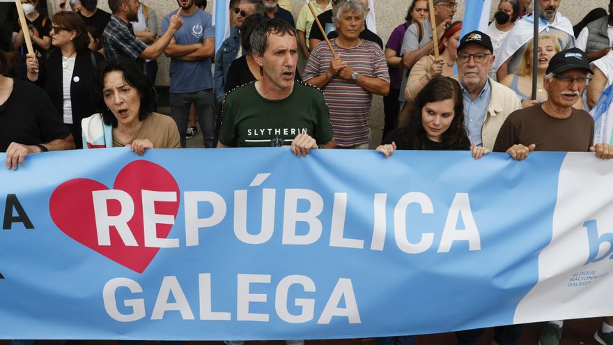 Decenas de personas protestan en Sanxenso por la visita del rey emérito.