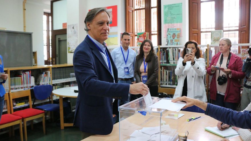 El candidato del PP a la Alcaldía de Salamanca, Carlos García Carbayo, en la votación del 28M.