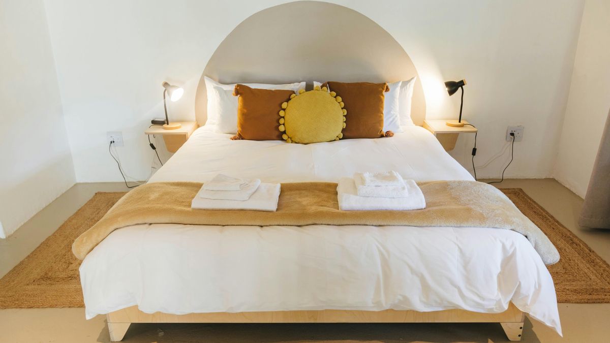 Cómo distribuir un dormitorio pequeño para descansar mejor en pareja: “Es mejor ganar 20 cm de cama que tener una cómoda extra”