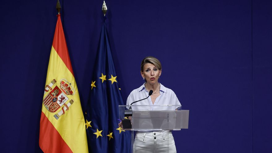 La vicepresidenta segunda del Gobierno y líder de Sumar dentro del Ejecutivo, Yolanda Díaz, durante una rueda de prensa en la que ha exigido a su socio socialista "un reseteo" de la legislatura, un nuevo marco de relaciones "de igual a igual" con el PSOE y un giro de 180 grados en las políticas hacia lo social. "No basta con el perdón", ha avisado. EFE/Sergio Pérez