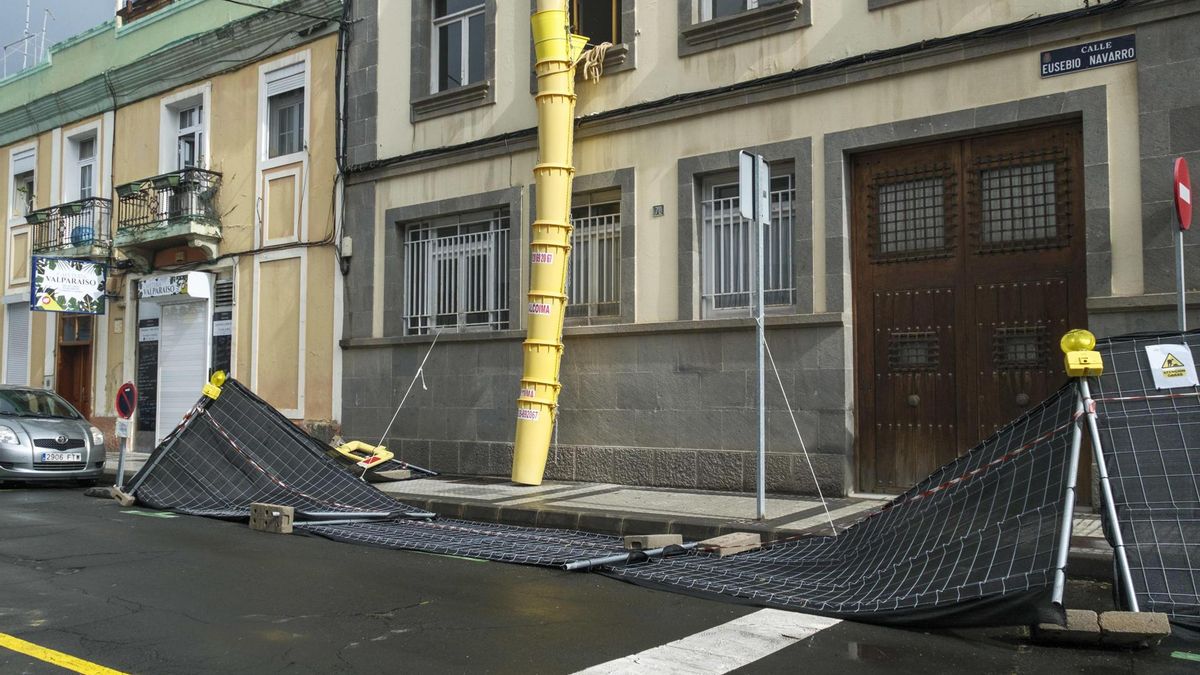 Planchas caídas en Las Palmas de Gran Canaria. (EFE/Ángel Medina)