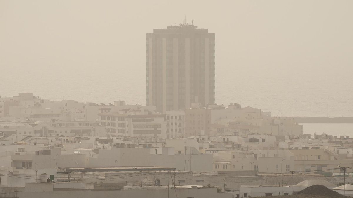Vista de Arrecife, en Lanzarote, cubierta de calima.