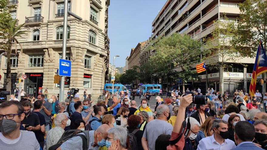 Unas 400 personas cortan la Diagonal en protesta contra la detención de Puigdemont
