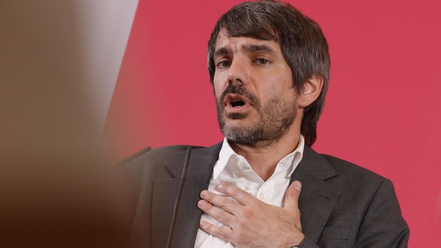 MADRID, 16/06/2025.- El portavoz de Sumar, Ernest Urtasun, durante la rueda de prensa ofrecida este lunes en la sede del partido, en Madrid. EFE/Blanca Millez