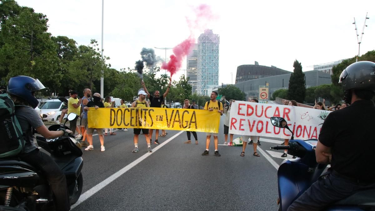 Los profesores en huelga cortan las rondas de Barcelona y la C-58 en Sant Quirze del Vallès