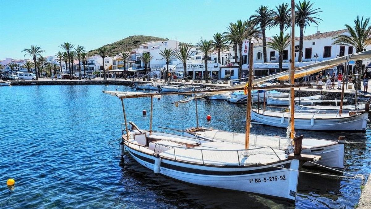 Varias embarcaciones en el puerto de Fornells (Menorca).