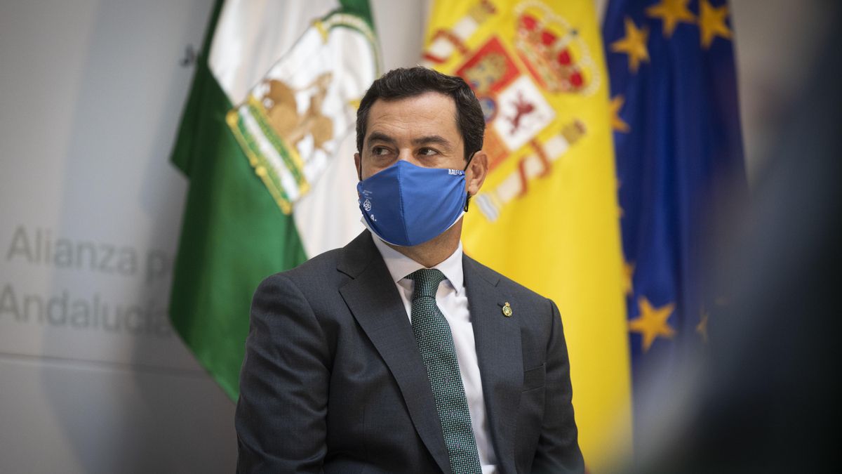 El presidente de la Junta de Andalucía, Juanma Moreno, durante su reunión en San Telmo con representantes de la Asociación Andaluza de Mujeres Empresarias del Sector del Medio Ambiente (Ansemac). En Sevilla (Andalucía, España), a 09 de noviembre de 2020.
