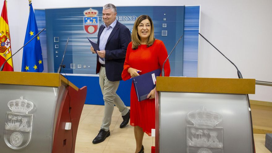 Archivo - La presidenta de Cantabria, María José Sáenz de Buruaga, y el consejero de Economía, Luis Ángel Agüeros