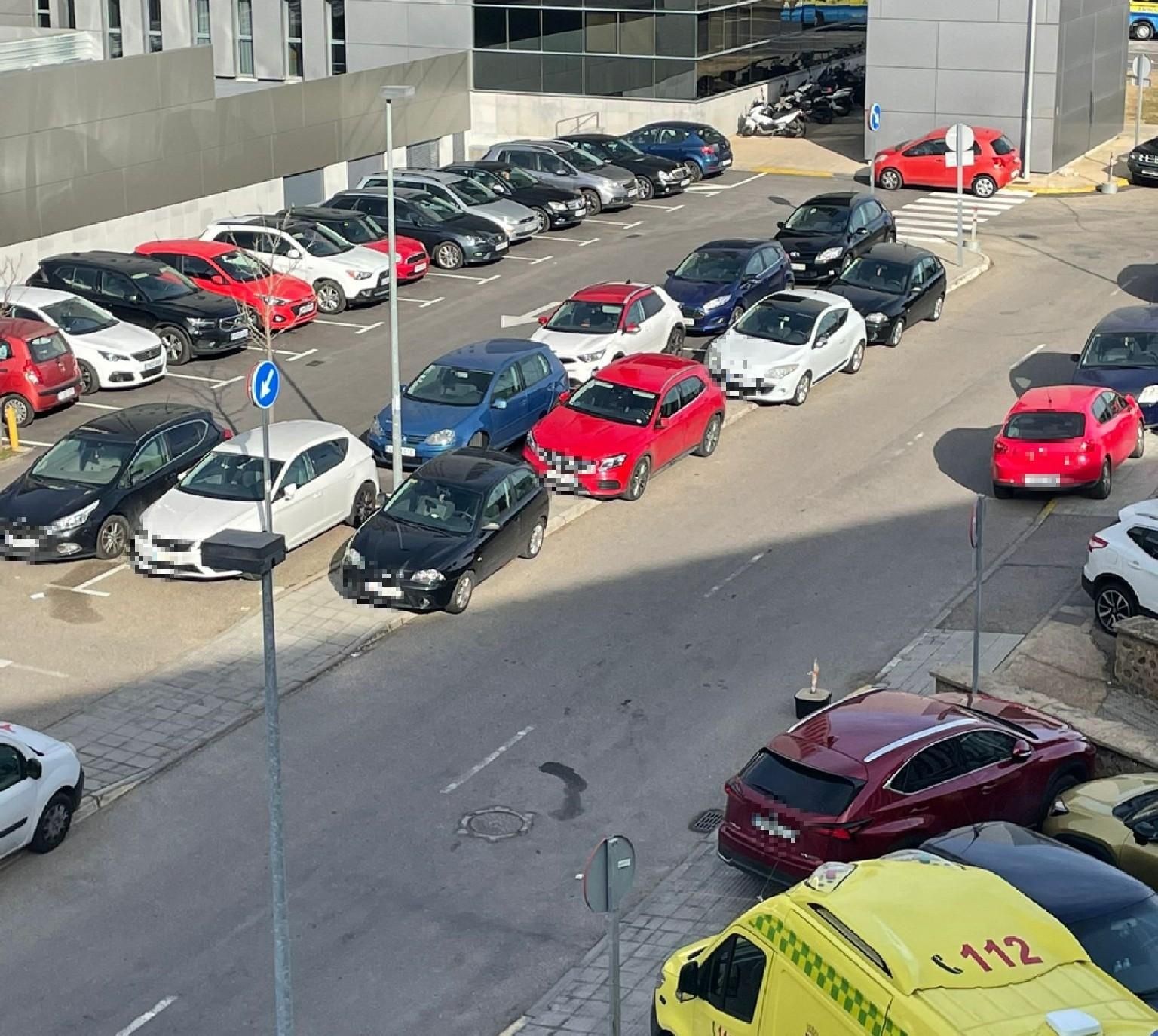 Vista de una zona saturada de vehículos estacionados en la zona interior del centro sanitario leonés.