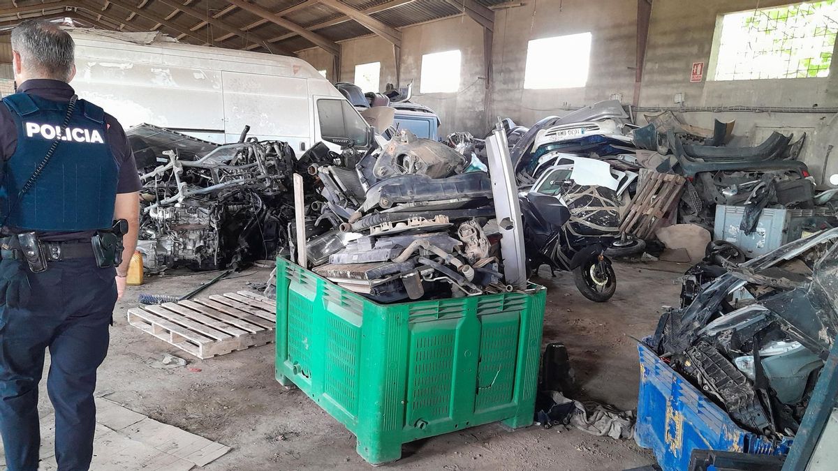 Localizan una nave en l'Horta Sud que desmontaba coches de la dana para vender las piezas.