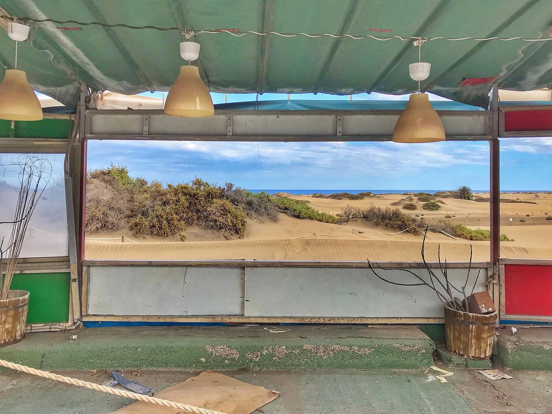 Terrazas cerradas en el Paseo Marítimo de Playa del Inglés.