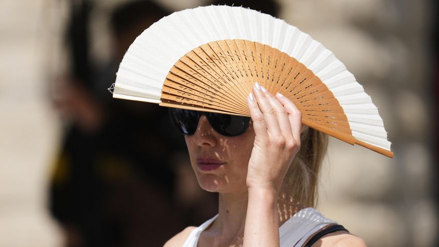 El calor no afloja y podría dar paso desde el domingo a la tercera ola del verano