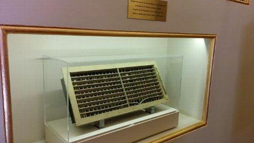 La rejilla tiroteada el 23-F (Imagen: Ángela Bernardo)