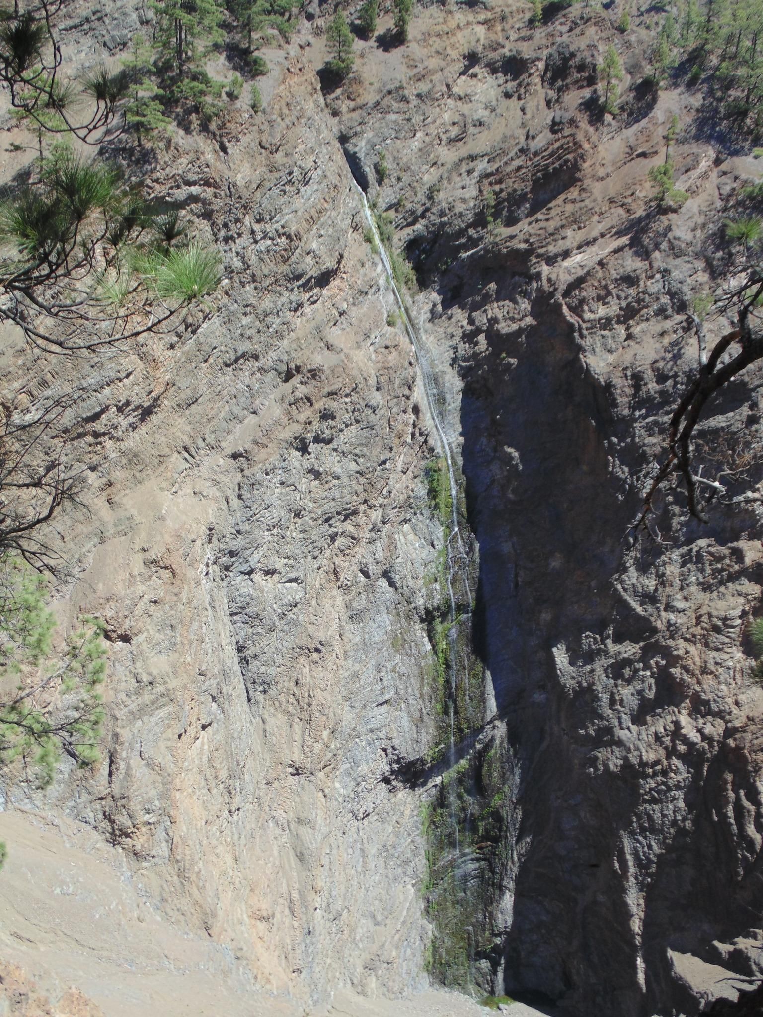 Cascada de La Fondada,  en La Caldera de Taburiente, que recorre en su caída  unos 150 metros.