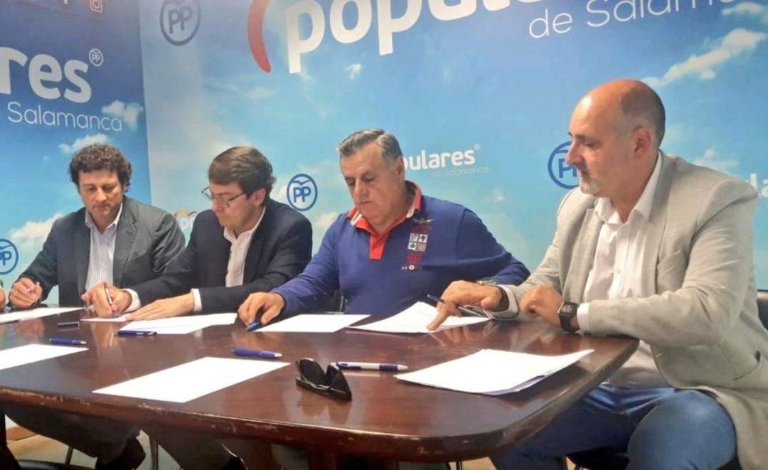 Cuatripartito en Villaquilambre firmado por Mañueco, segundo por la izquierda, para que el PP gobernara sacrificando la planta de biomasa.