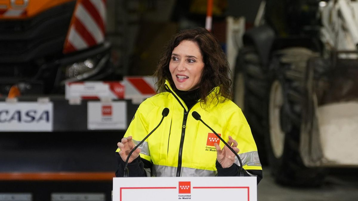 La presidenta de la Comunidad de Madrid presenta el plan especial de inclemencias invernales de Emergencias.