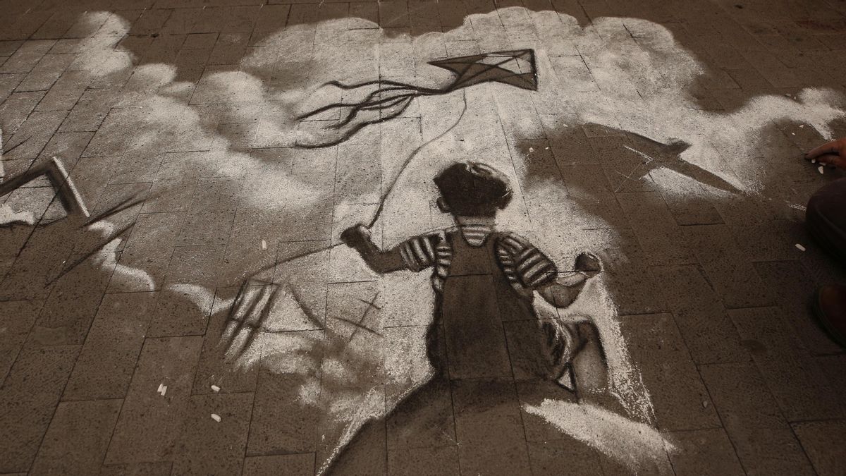 Obra de Bianca Milacic interrumpida por la lluvia en Triana.